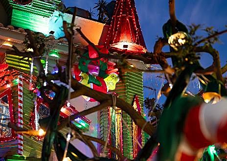 Imagen secundaria 1 - La Casa del Grinch hace de Corrales nuevamente uno de los epicentros de la Navidad en Huelva