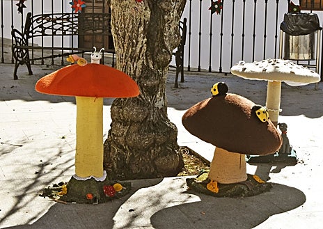 Imagen secundaria 1 - Más figuras de ganchillo repartidas por el pueblo