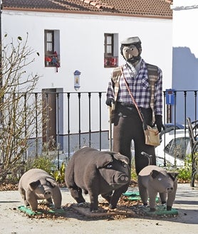 Imagen secundaria 2 - Más figuras de ganchillo repartidas por el pueblo