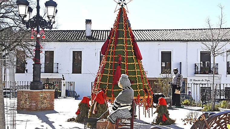 Un pueblo de cuento navideño que se viste de ganchillo desde hace una década en la Sierra de Aracena