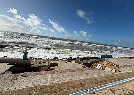 Imagen secundaria 1 - El paseo marítimo de Matalascañas, gravemente dañado