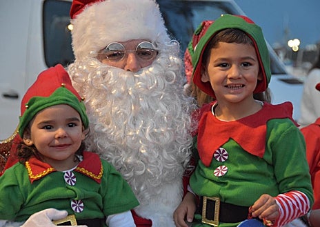 Imagen secundaria 1 - Los pequeños elfos les entregarán a Papá Noel y Mama Noel sus cartas y un adorno para el Gran Árbol de la Navidad de Punta