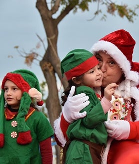 Imagen secundaria 2 - Los pequeños elfos les entregarán a Papá Noel y Mama Noel sus cartas y un adorno para el Gran Árbol de la Navidad de Punta