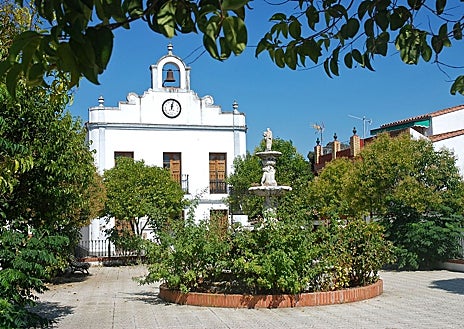 Imagen secundaria 1 - La ermita medieval de Las Virtudes, y abajo el edificio del Cabildo viejo (izquierda) y el mural dedicado a las abuelas