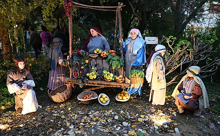 Imagen principal - Imágenes del Belén Viviente de Higuera de la Sierra, instalado en los jardines de El Charcón