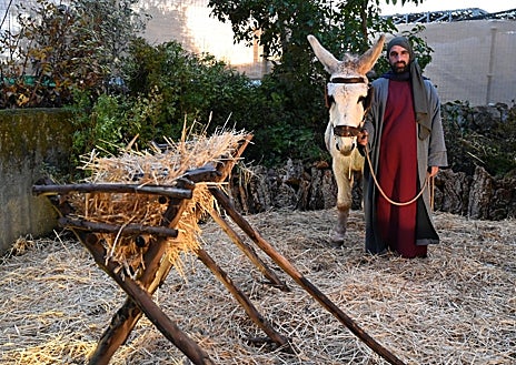 Imagen secundaria 1 - Imágenes del Belén Viviente de Higuera de la Sierra, instalado en los jardines de El Charcón