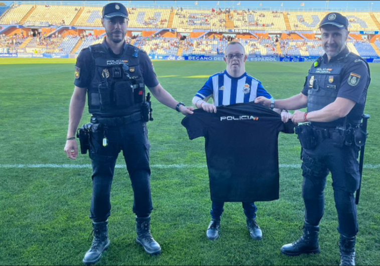 Emotivo homenaje de la Policía Nacional al seguidor del Recre Moisés