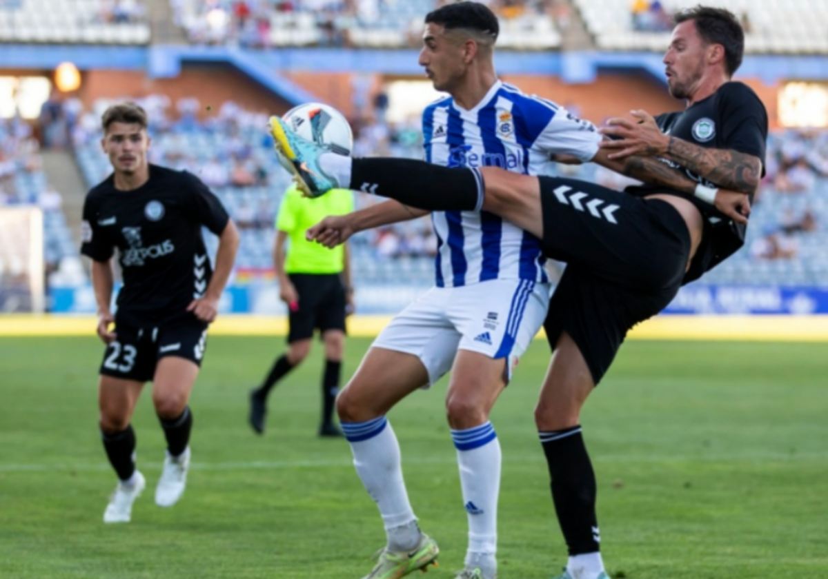 Dopi ante un rival del Torremolinos
