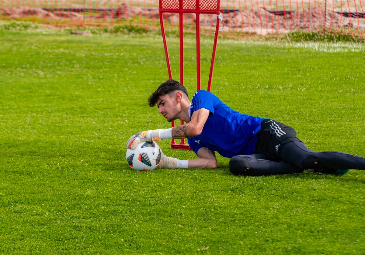 Adrián Víctores, atrapa el balón en un entrenamiento