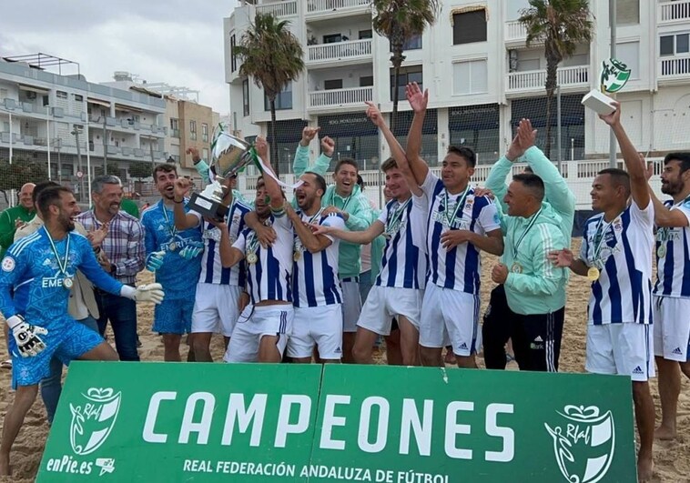 Los jugadores del Recreativo de Huelva celebran el triunfo