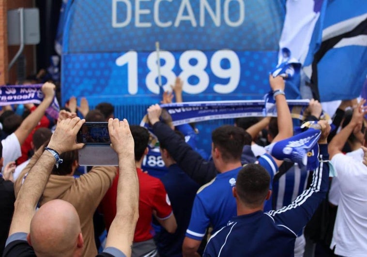 Aficionados del Recreativo, animando delante del bus del Decano