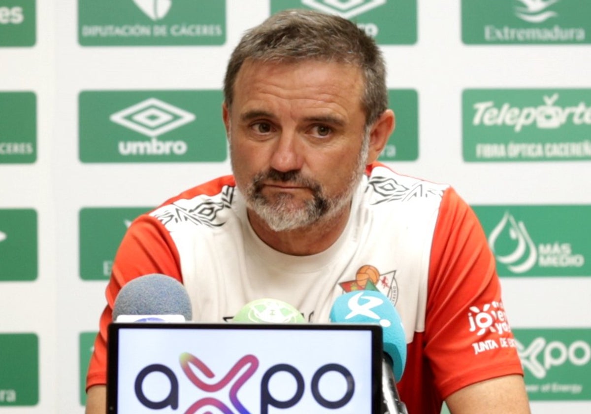 Julio Cobos, técnico del Cacereño, en rueda de prensa