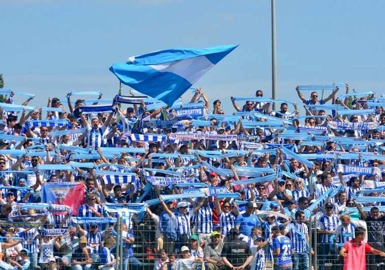 Aficionados del Decano en las gradas del estadio Príncipe Felipe de Cáceres