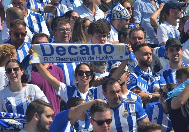 Aficionados albiazules en las gradas del estadio Príncipe Felipe de Cáceres