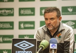 A Julio Cobos no le asusta la caldera del Colombino: «El balón no se mueve por mucho que griten los aficionados»