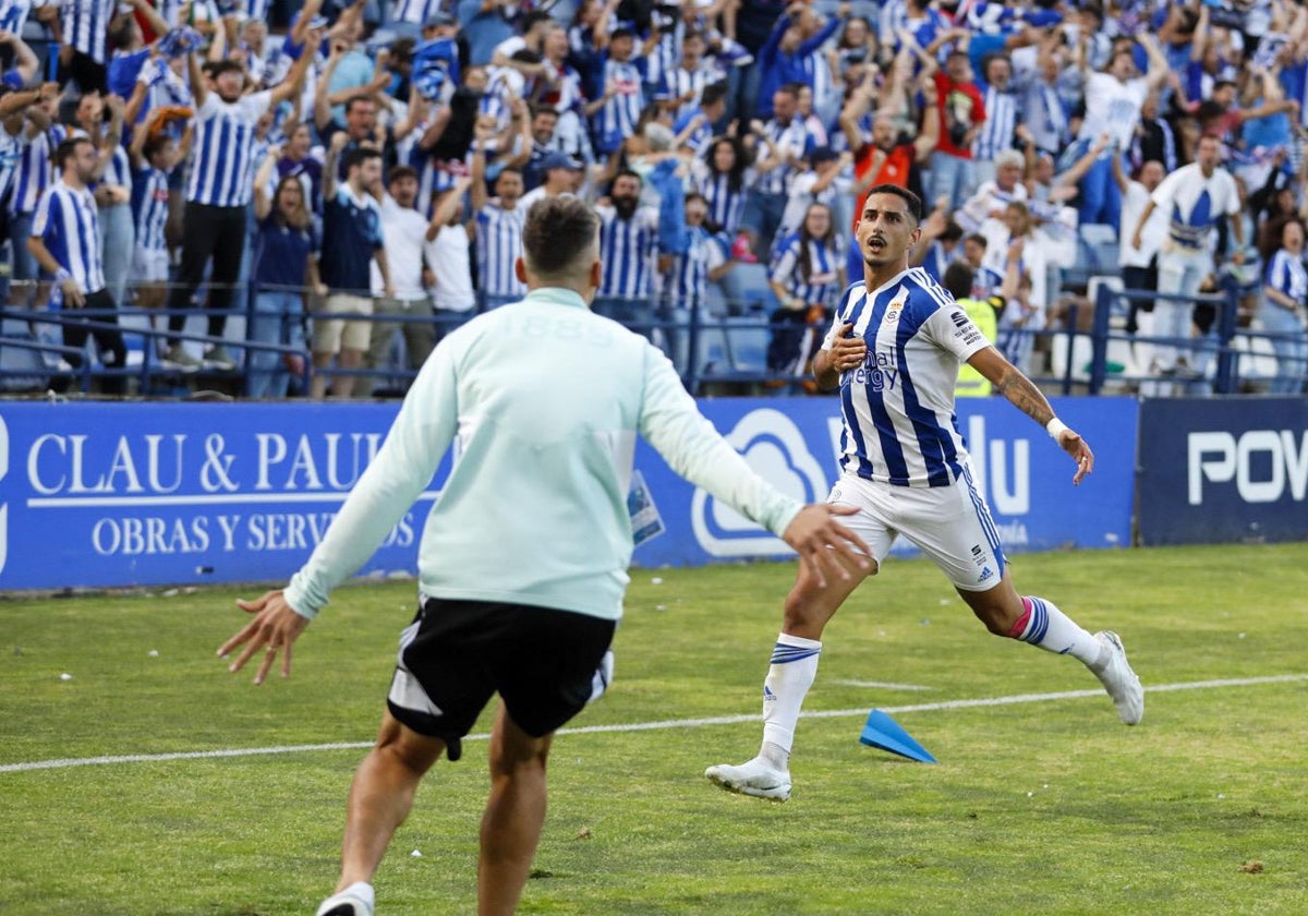 Dopi celebra su gol, que pasa a la historia del Decano