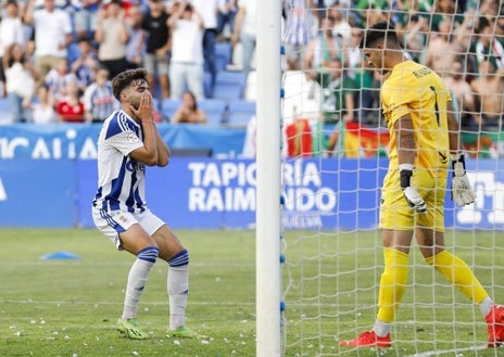 Imagen secundaria 1 - Diferentes jugadas y protagonistas en varios momentos del partido