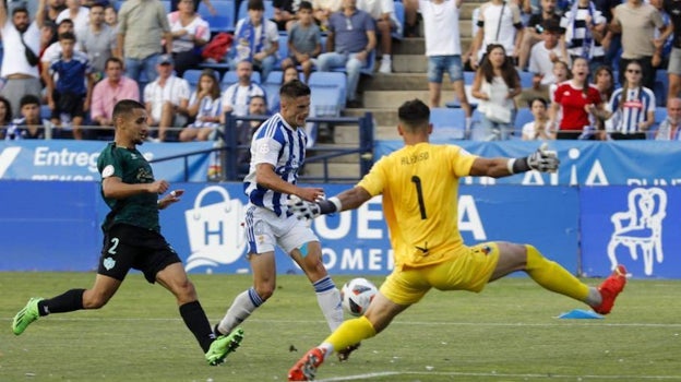 Sergio Chinchilla, ante el portero rival