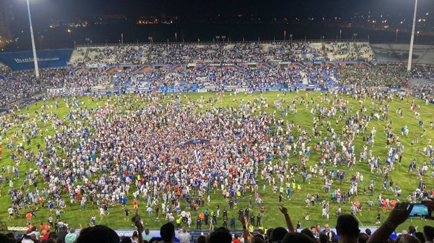 El terreno de juego, siendo invadido por los aficionados albiazules