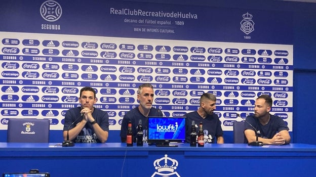 Gómez, con su cuerpo técnico en sala de prensa