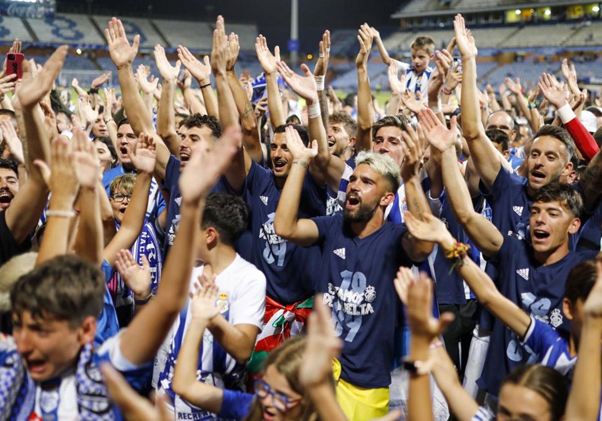 Los jugadores del Recre celebrando el ascenso junto a su afición