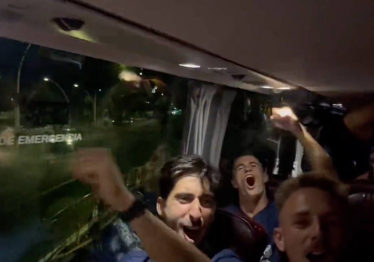 Jugadores del Decano, cantando en el autobús