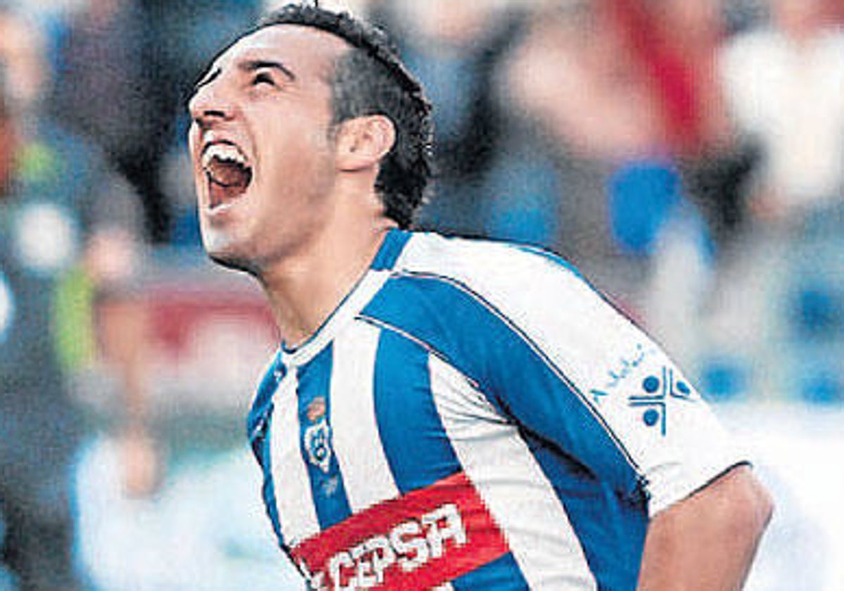 Santi Cazorla celebrando un gol con el Recre en Primera División