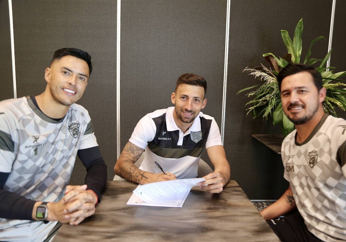 Aitor García estampando su contrato con el FC Juárez