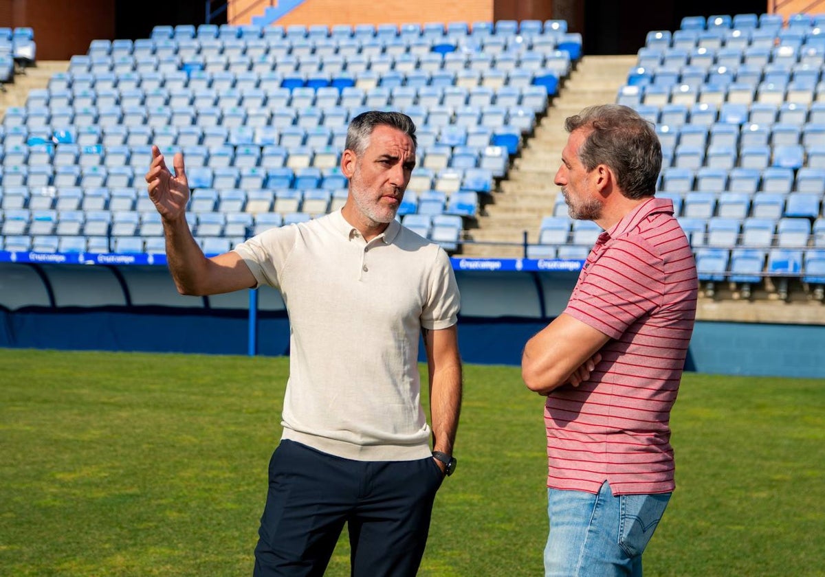 Abel Gómez charla con Óscar Arias en el Nuevo Colombino