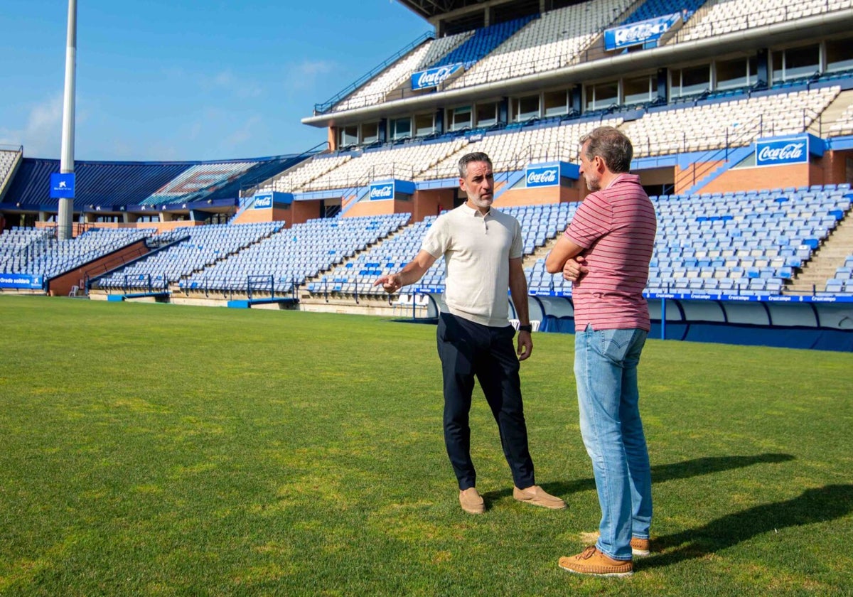 Abel Gómez y Óscar Arias, en el césped del Nuevo Colombino