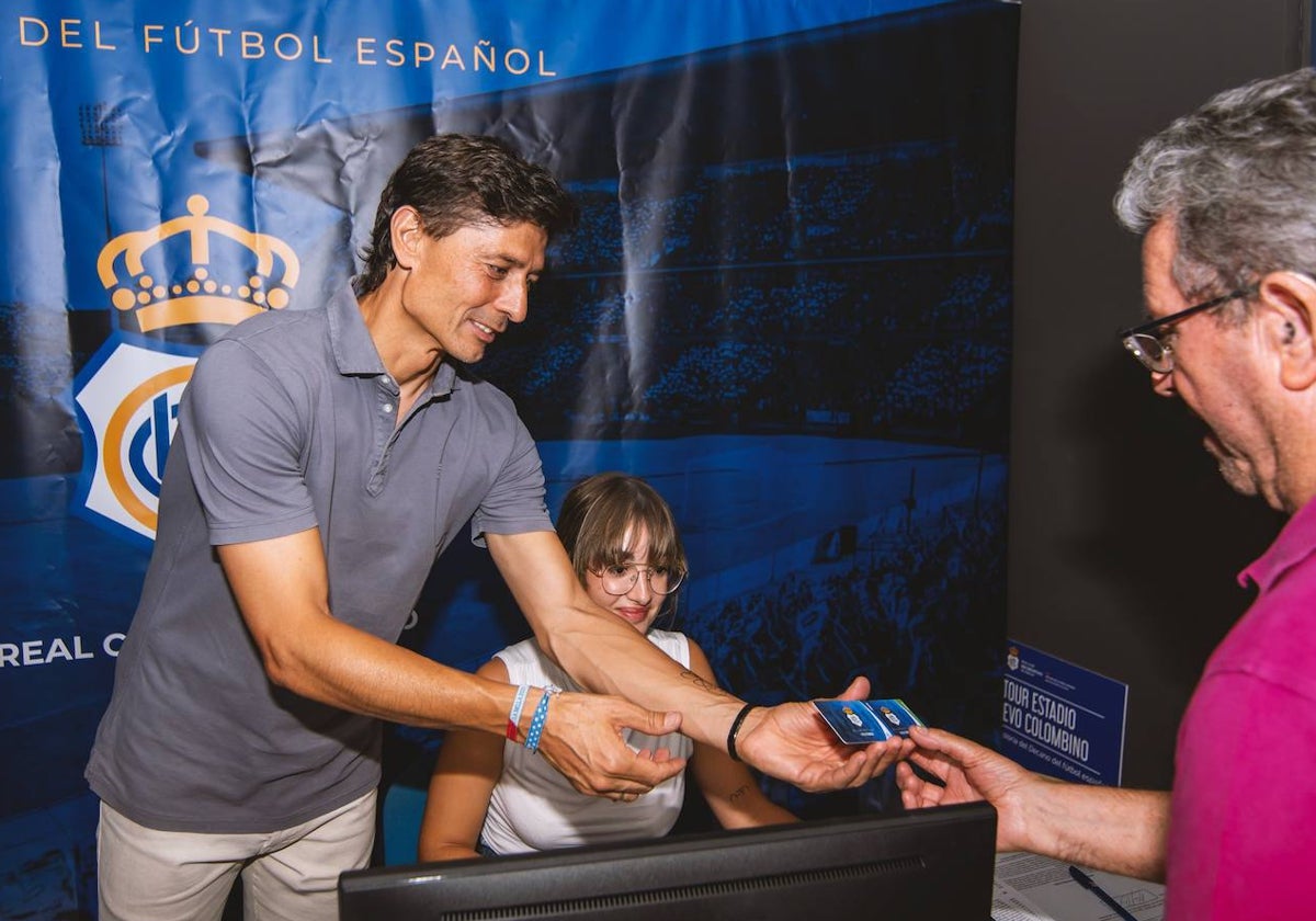 Jesús Vázquez esta mañana entregándole el carné a un socio en el Museo