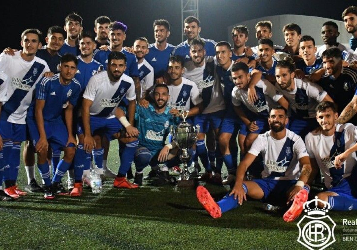 Jugadores del Recreativo con el Trofeo Antonio Concepción Reboura logrado en Ayamonte