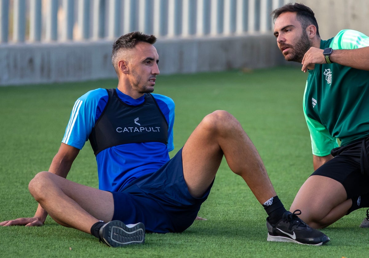 Pablo Caballero junto al readaptador del club albiazul, Rubén Betanzos, hoy en Lamiya