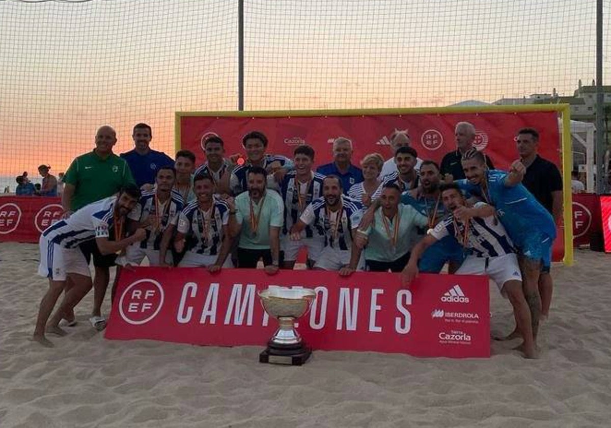 El Recreativo de fútbol playa celebrando su título de campeón