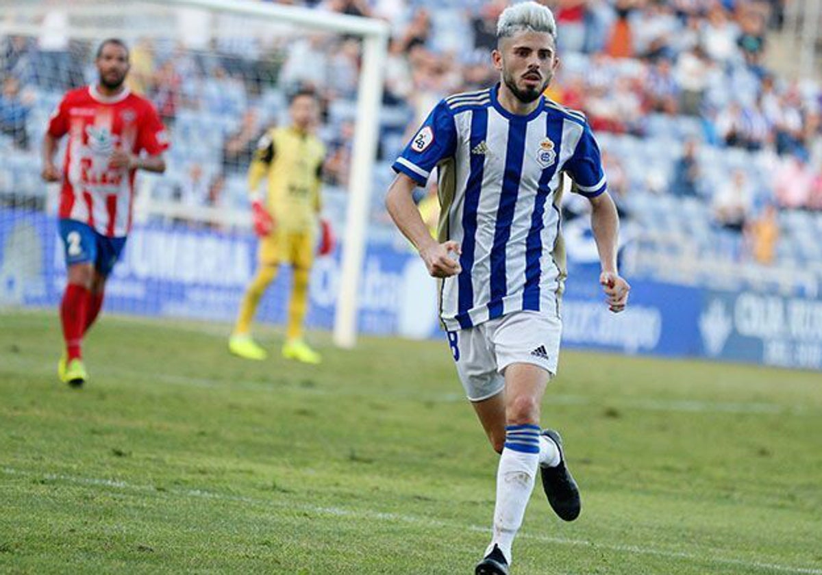 Isi Ros en un partido con el Recre en Segunda B en la temporada 2019/20