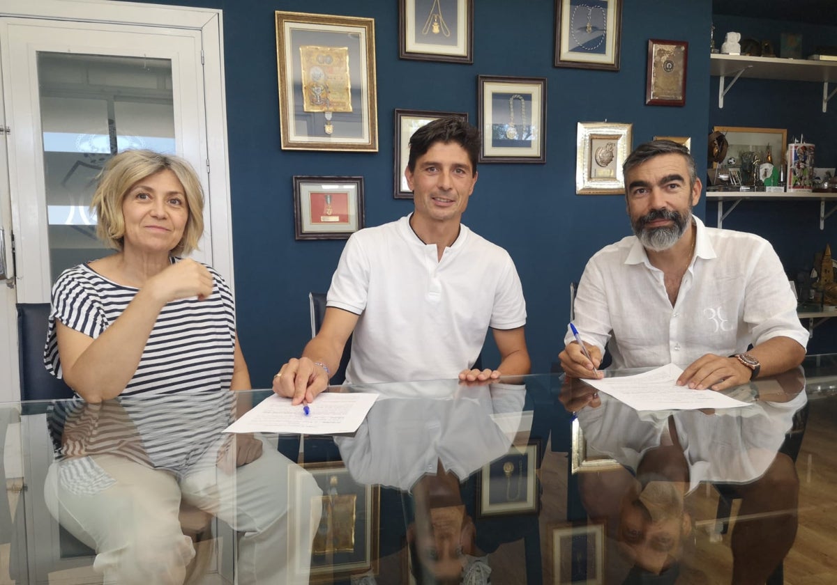 Jesús Vázquez junto a Begoña Calderón y Jorge Romero en la firma del acuerdo