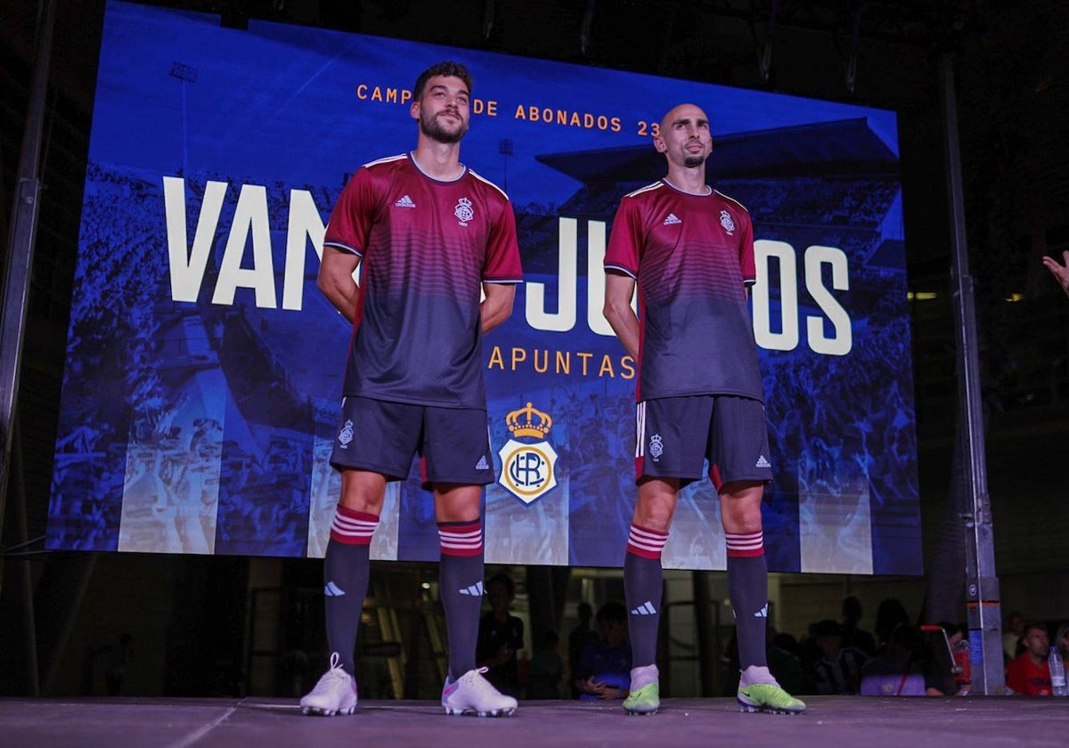 Luis Alcalde y Gorka Iturraspe con la segunda equipación del Recreativo