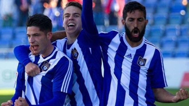 Caye Quintana celebrando un tanto con el Decano en Segunda junto a Dani Molina y Hernán Menosse