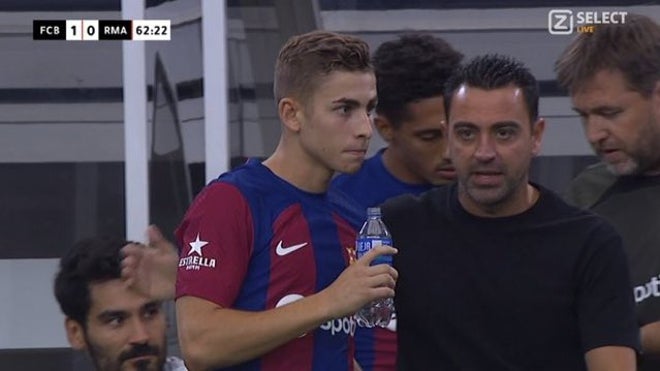 El campillero junto a Xavi Hernández justo antes de saltar al campo