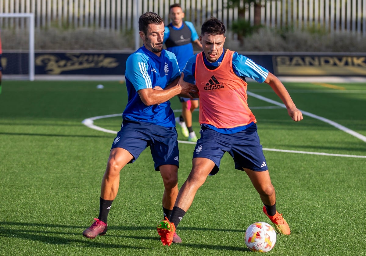 Nacho Heras, a la izquierda, durante un entrenamiento del Recreativo en Lamiya