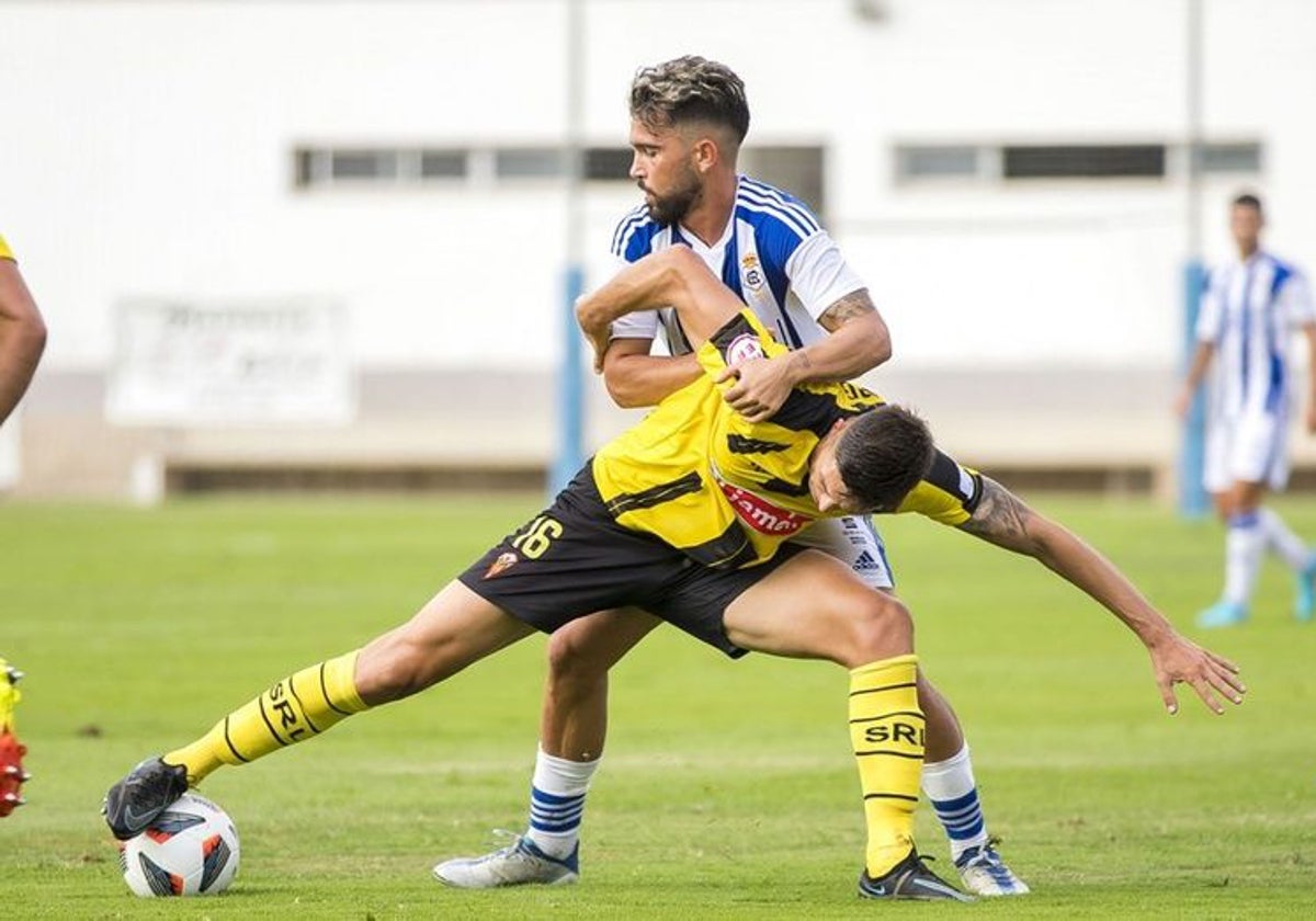 Adriá Arjona y Pedro Inglés la pasada temporada en el San Roque de Lepe-Recreativo de liga