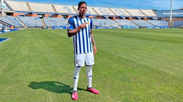El ecuatoriano sobre el césped del Nuevo Colombino