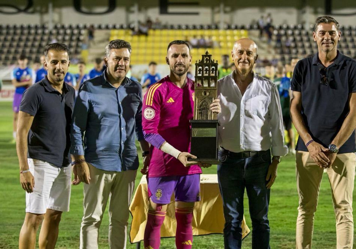 Rubén Gálvez, con el Trofeo de la Bella y las autoridades