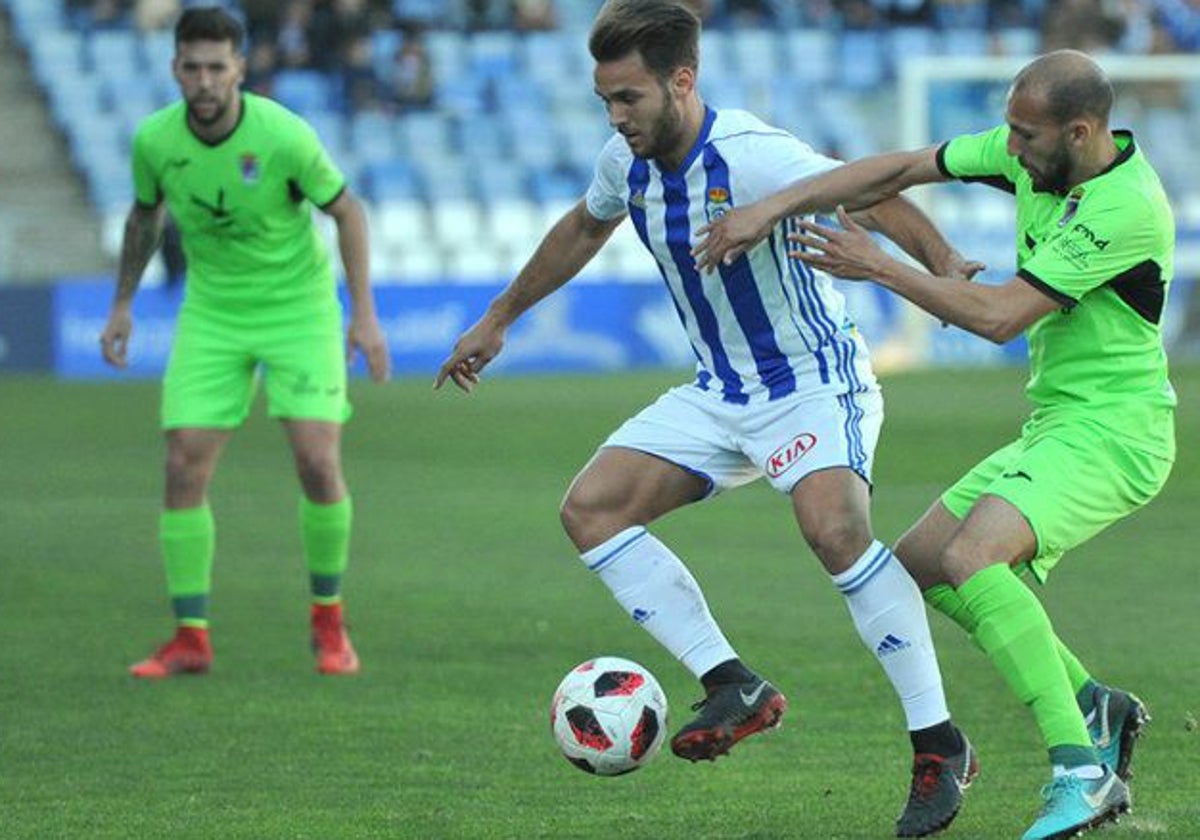 Tropi defendido por un rival en su etapa en el Recreativo en la temporada 2018/19