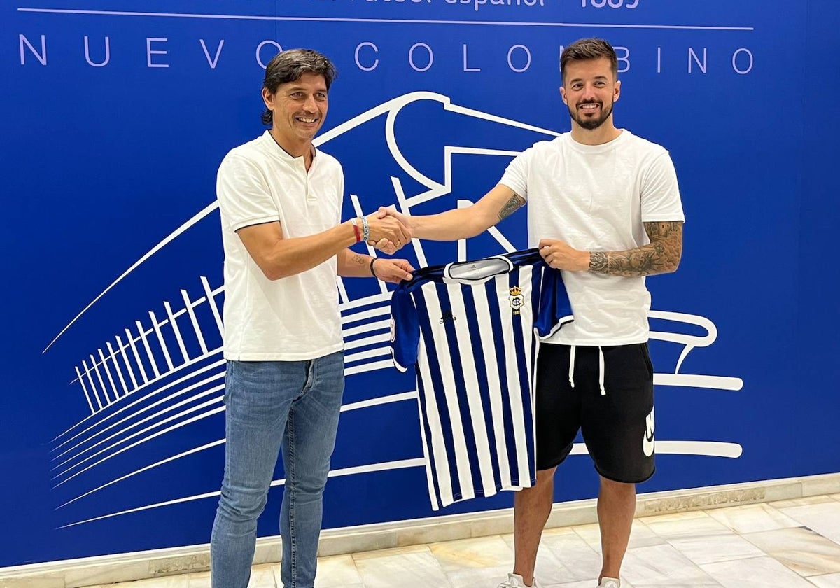 Dani Pinillos junto al presidente del Recretivo de Huelva, Jesús Vázquez
