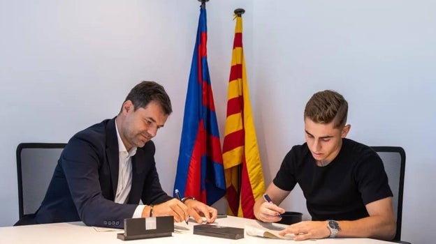 Fermín López, firmando su nuevo contrato con el club azulgrana