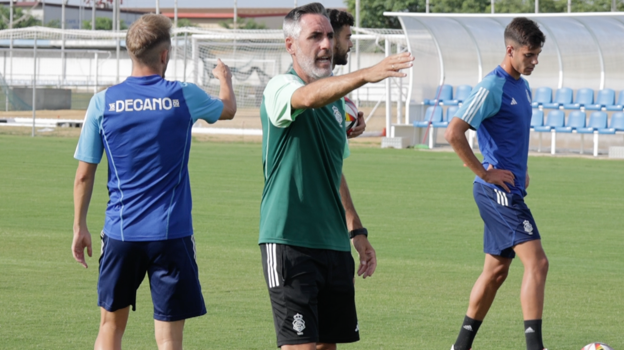 Gómez da instrucciones a sus futbolistas en la sesión de este viernes