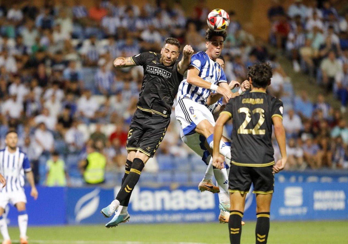 Alberto Trapero toca el balón de cabeza en el choque ante el Intercity