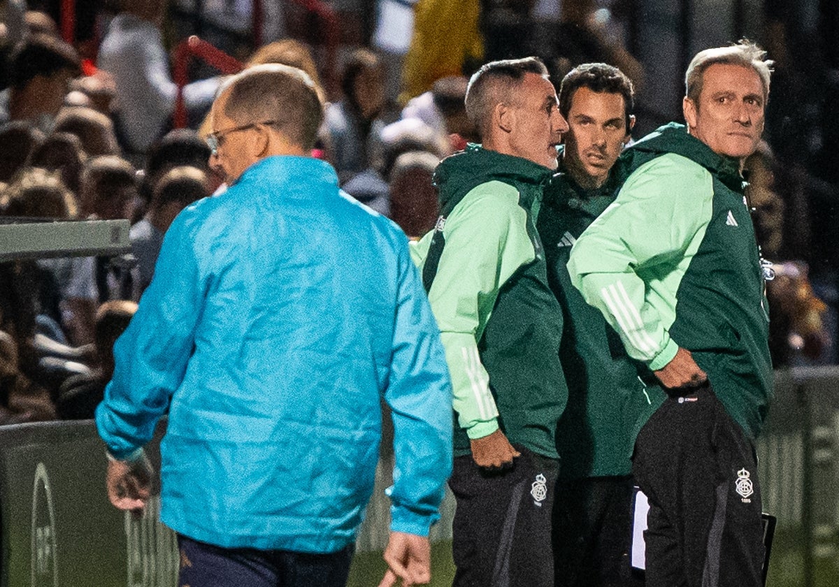 El técnico albiazul Abel Gómez, en el centro, durante el partido