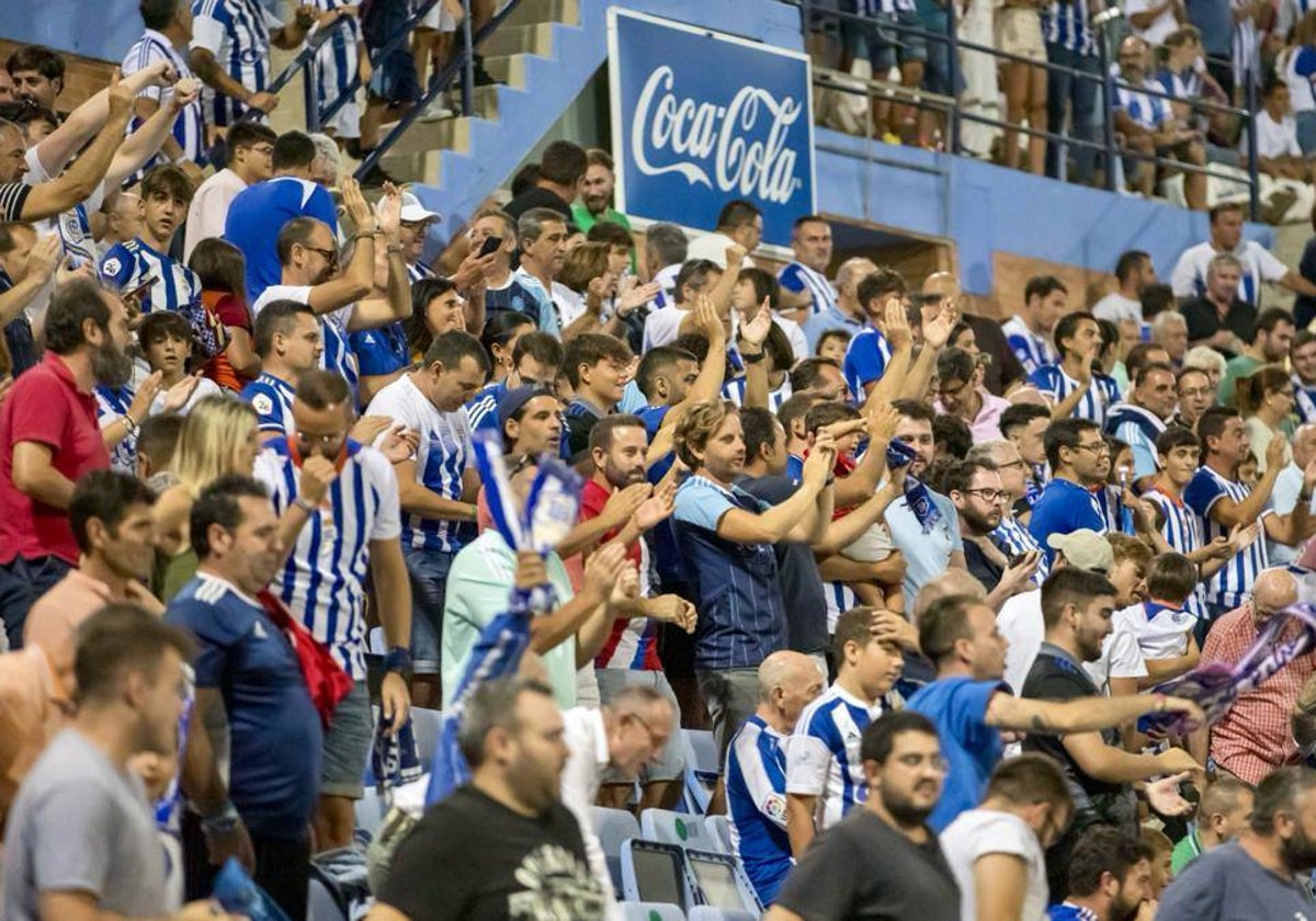 Aficionados en la grada del Nuevo Colombino durante el partido del Recreativo ante el Intercity